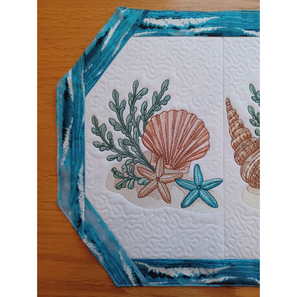 EW534 - Seaside Treasures Table Runner