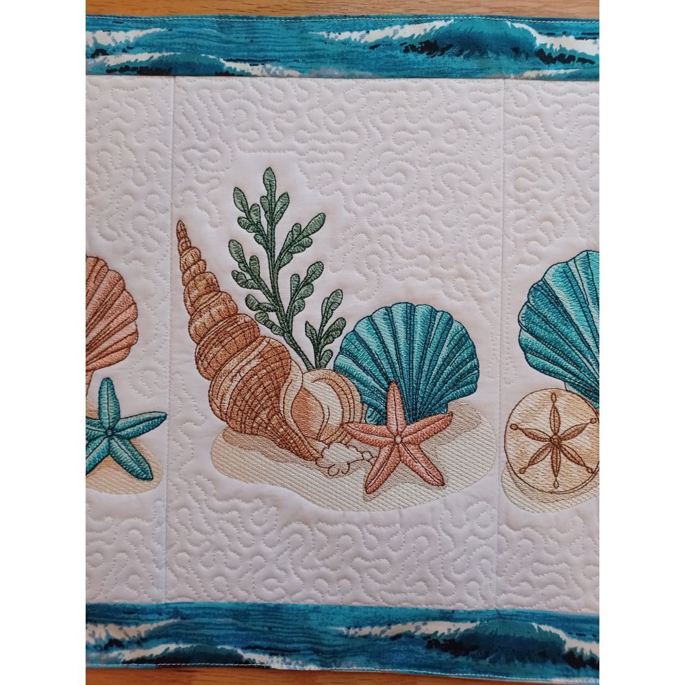 EW534 - Seaside Treasures Table Runner