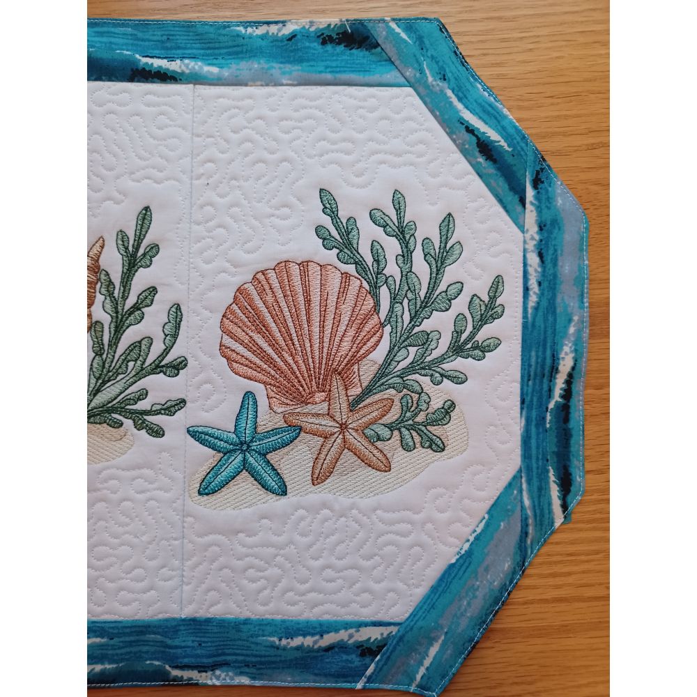EW534 - Seaside Treasures Table Runner