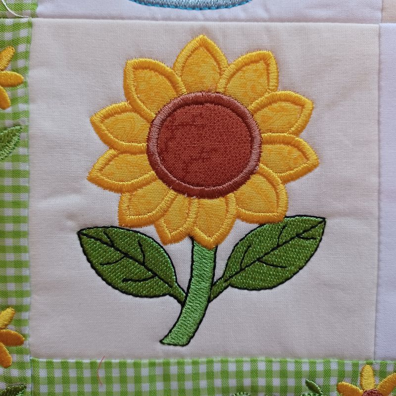 EW542 - ITH House Mini Quilt August Collectable