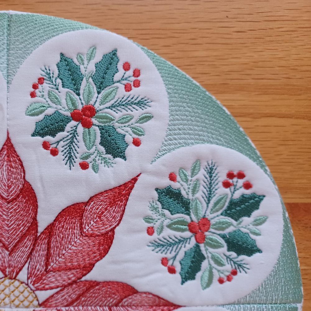 EW548 - Christmas Poinsettia Star Table Topper