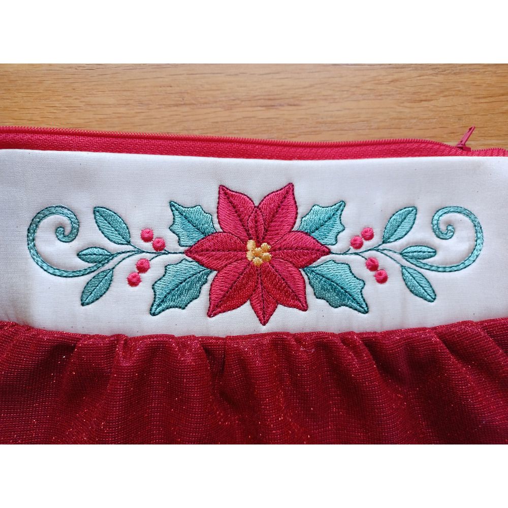 EW558 - Poinsettia Puffy Purse