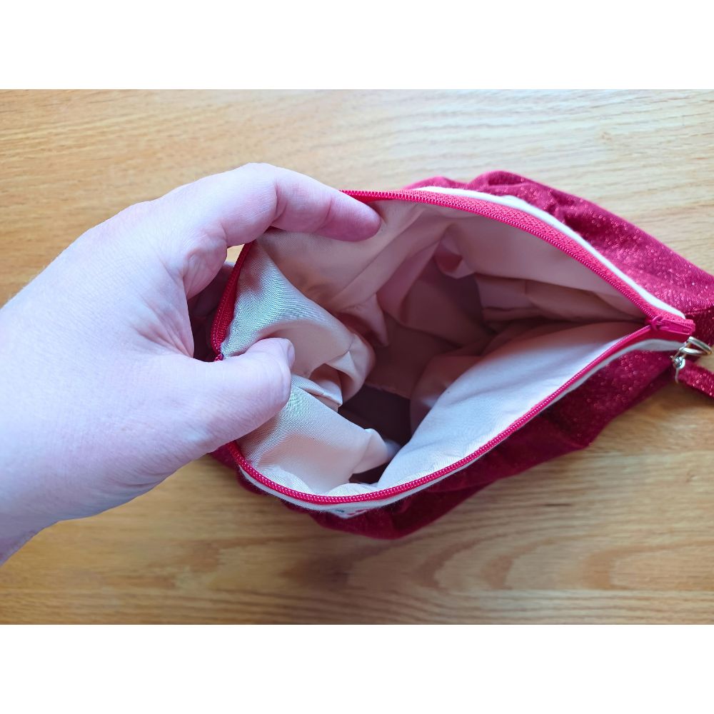 EW558 - Poinsettia Puffy Purse