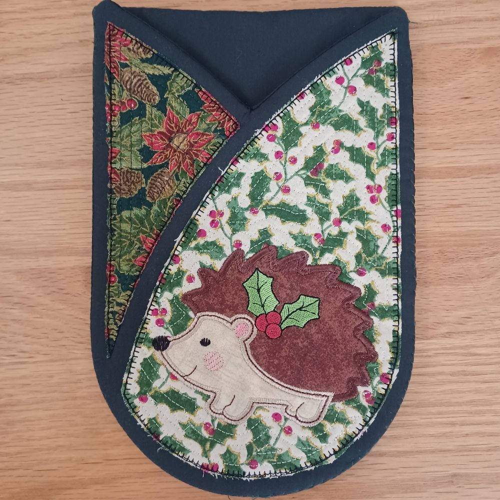 EW561 – ITH Festive Quilted Oven Mitts