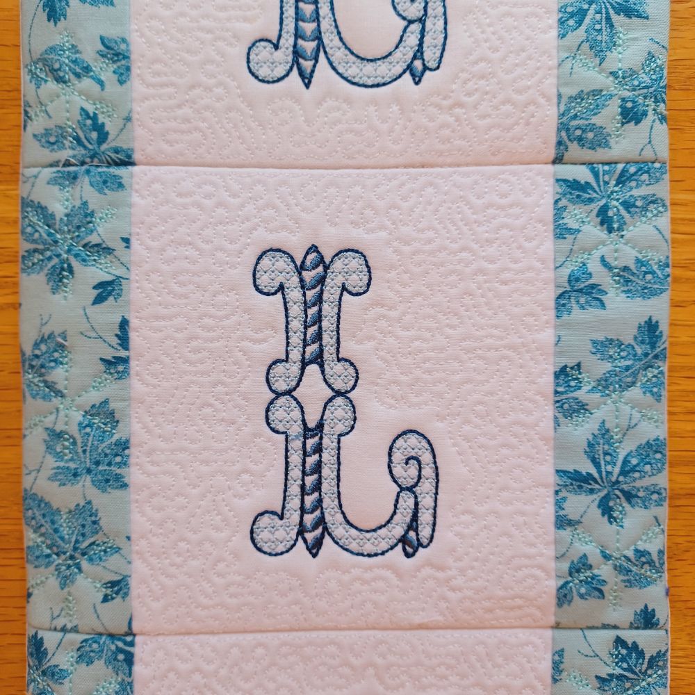 EW564 - ITH Quilted Winter Welcome Hanger