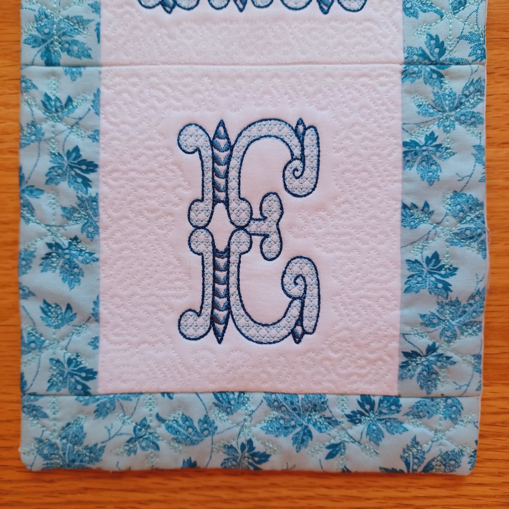 EW564 - ITH Quilted Winter Welcome Hanger