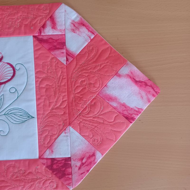 EWC283 - Summer Rose Table Runner