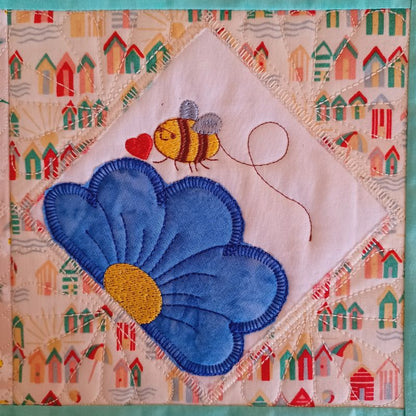 EWC286 - Applique Daisy Table Runner