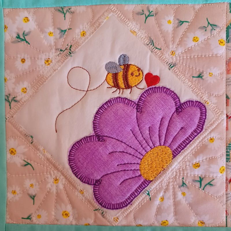 EWC286 - Applique Daisy Table Runner