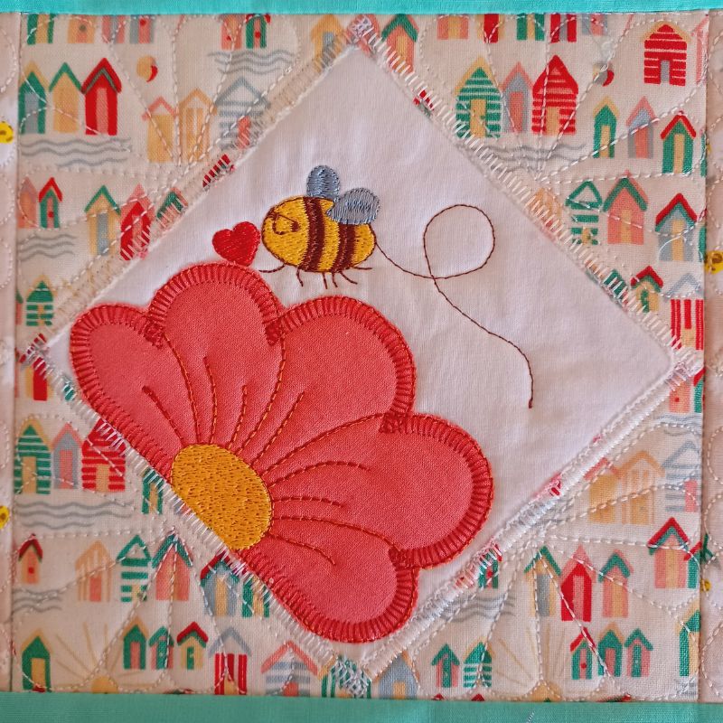 EWC286 - Applique Daisy Table Runner