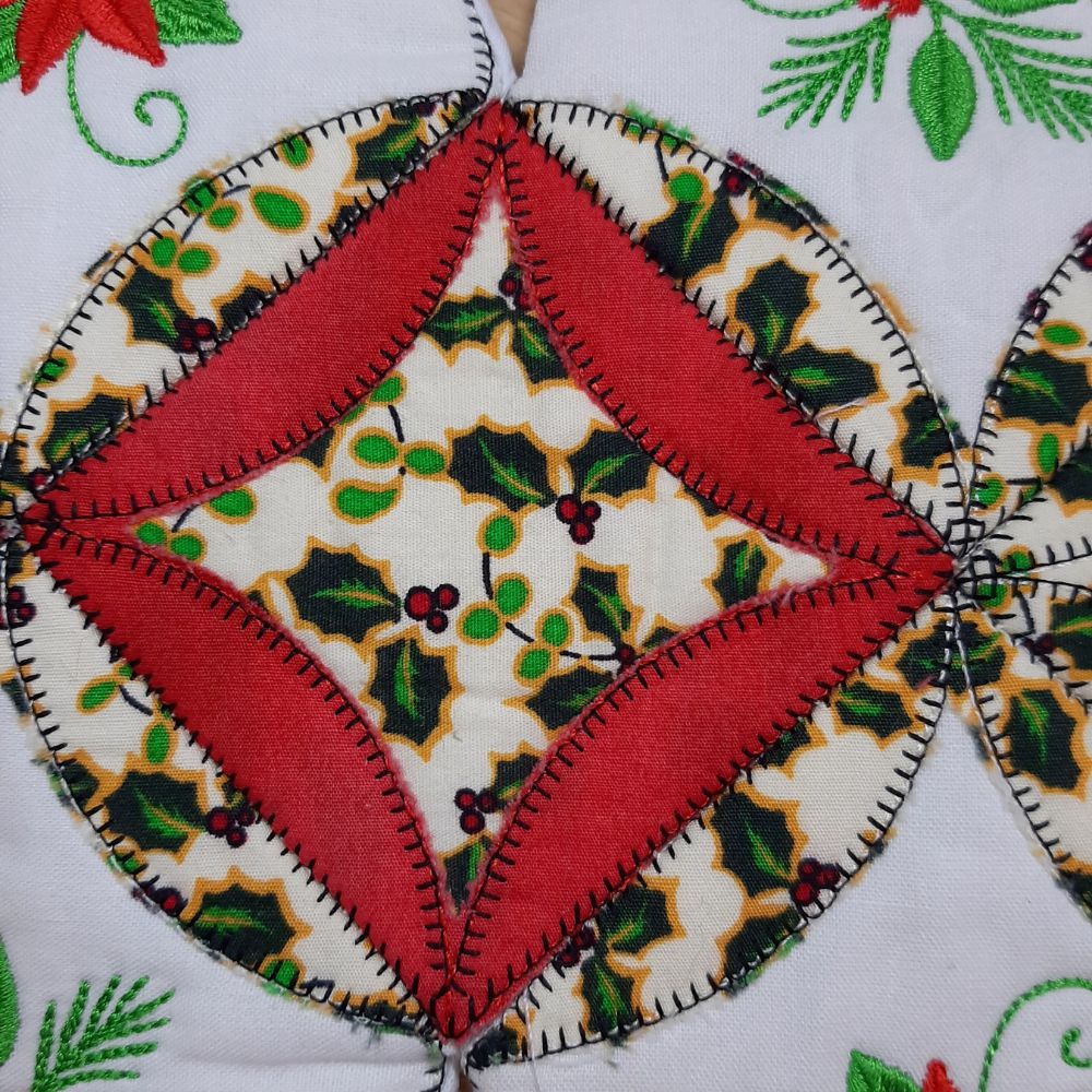 EWC294 - Christmas Applique Table Topper