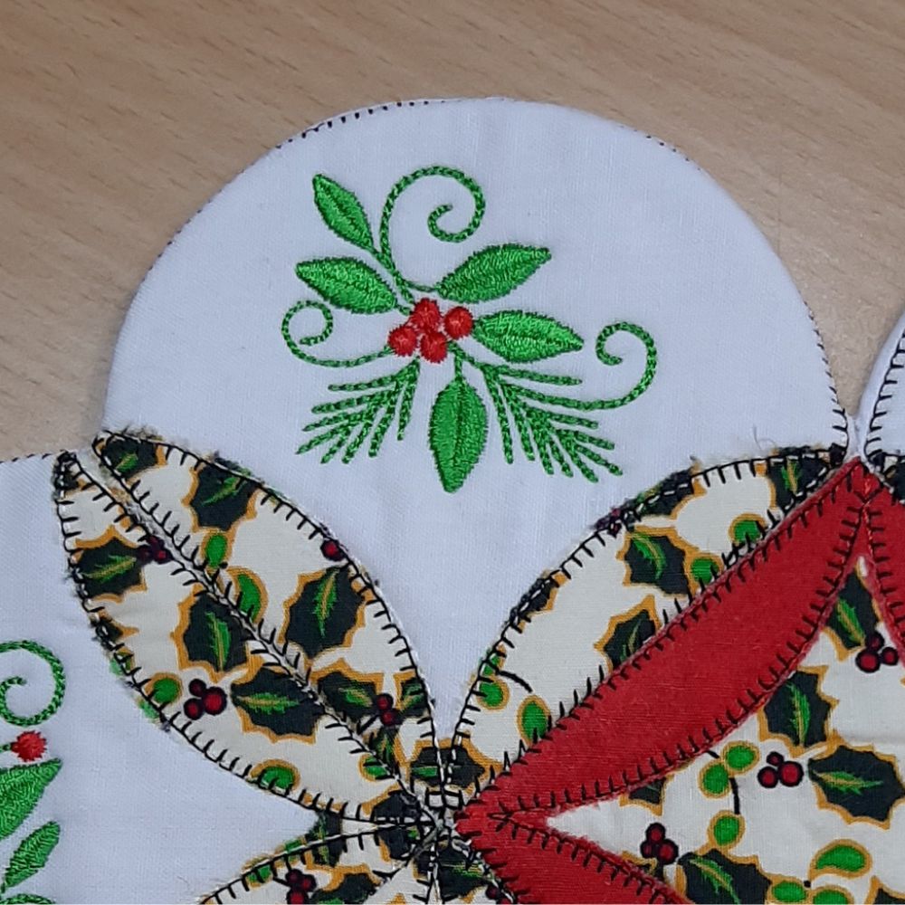 EWC294 - Christmas Applique Table Topper