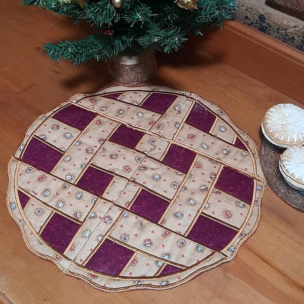 EWV219 - Pie Rug Table Topper