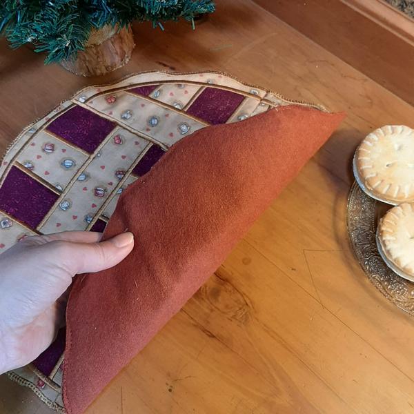 EWV219 - Pie Rug Table Topper