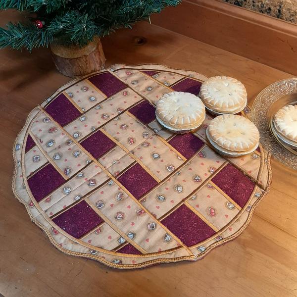 EWV219 - Pie Rug Table Topper